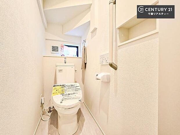1・2階にトイレがございます！朝の忙しい時間帯も待たずにすみそうですね。白を基調とした清潔感のあるトイレでお手入れがしやすいです！