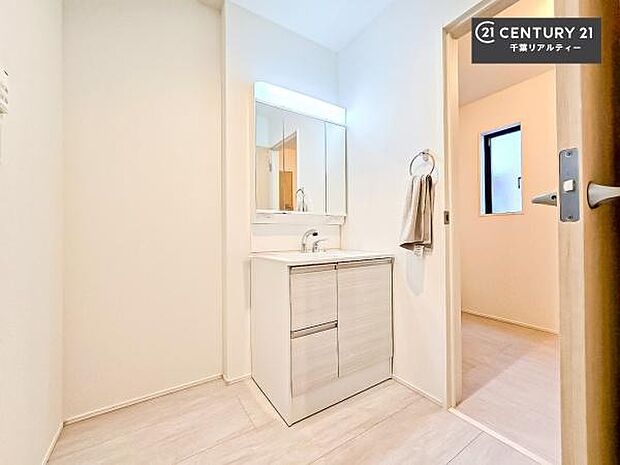 三面鏡仕様の洗面所は、身だしなみがしやすい造り！裏は収納になっています。ドライヤーやお化粧道具を片付けられるので洗面台周りをスッキリと見せることが出来ます！