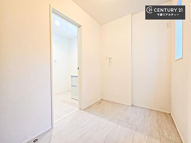 サービスルーム付き！洗面所の隣にあるのでランドリールームとして使えます！家事の味方！