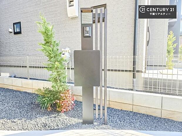 郵便ポスト一体型の宅配ボックス付きで不在時でも荷物が受け取れてとっても便利！家にいなきゃいけないストレス回避！再配達の手間が省けます！