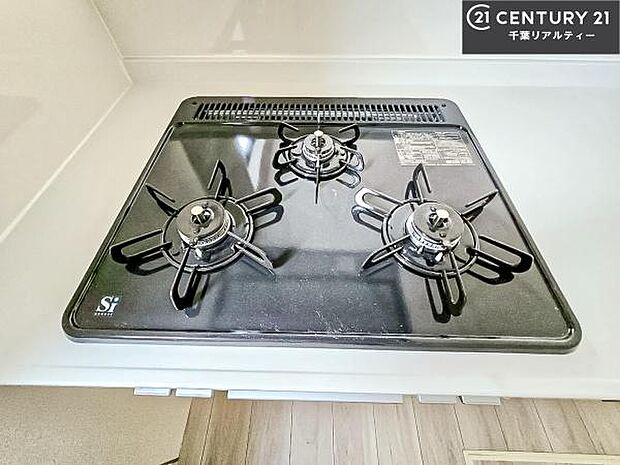 コンロは三口あるのでお料理の同時進行ができます。もちろんグリル付きです。調理スペースも広々している為作業がしやすい！使い勝手が良いシステムキッチンです！