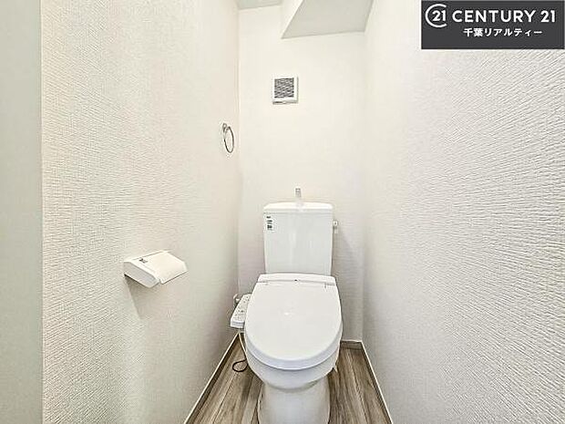 1・2階にトイレがございます！朝の忙しい時間帯も待たずにすみそうですね。白を基調とした清潔感のあるトイレでお手入れがしやすいです！