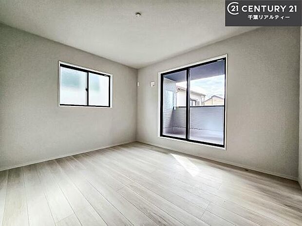 バルコニーに面している洋室です。明るく温もりがあり、換気もしっかりできます！朝起きて、外に出て背伸びをしつつ深呼吸をし良い朝を迎え入れることができます。