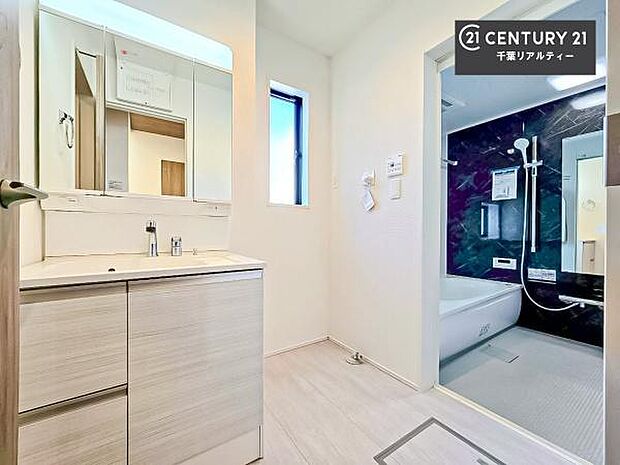 三面鏡仕様の洗面所は、身だしなみがしやすい造り！裏は収納になっています。ドライヤーやお化粧道具を片付けられるので洗面台周りをスッキリと見せることが出来ます！