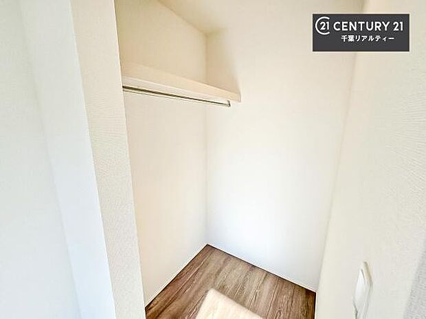 ウォークインクローゼット付きです。たくさんのお洋服などを収納しておけそうですね！他にも扇風機や加湿器など季節物の大きな家電も収納できます。