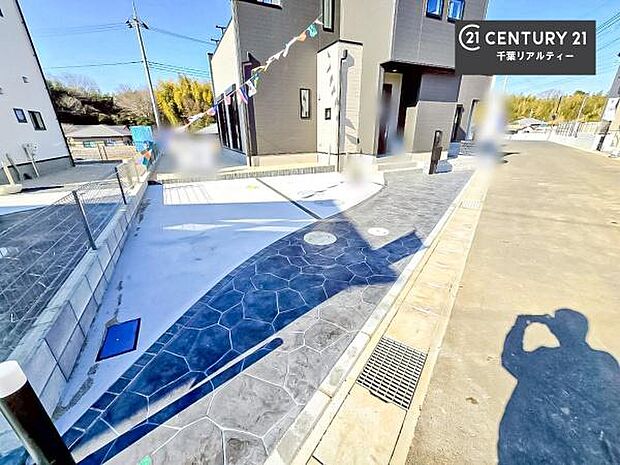 駐車スペースは2台分あります！セカンドカーはもちろん、バイクや自転車なども置き場所に困りません。