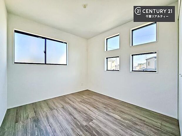 陽がたっぷりと差し込む四つ窓仕様！明るく温もり感じる居心地よい空間でプライベート時間が充実！