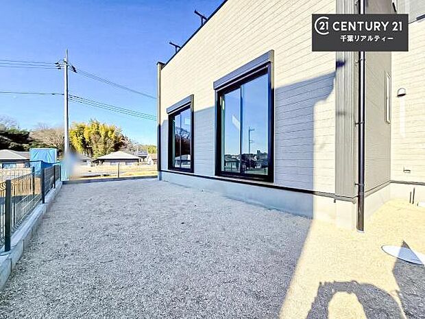 陽当たり良好なお庭です！晴れた日には青い空を見渡せる開放的な時間を楽しめます。ガーデニングや家庭菜園も楽しめます！