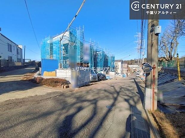 前面道路4.5ｍ！陽当り良好な立地です。車庫入れが苦手な方も安心ですね。