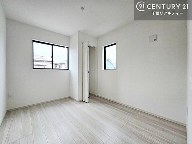 掃き出し窓がないお部屋は、お子様のお部屋としても安心です!収納スペースも充実しているので散らかったお部屋をサッと片付けられます!