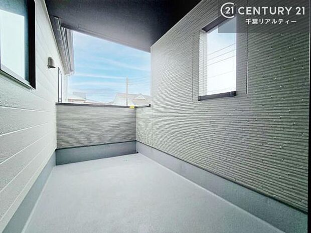 広々としているバルコニーです!お洗濯物を干すのはもちろん風に当たりながらくつろぎタイムが送れます!