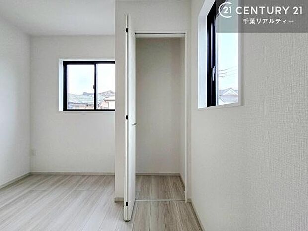 2面採光を確保した明るい室内は、風通しも良く、明るく大変居心地の良い空間となっております。リラックスして過ごせる心地の良いお部屋です!