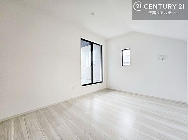 シンプルにデザインされているため、家具を選びません!お気に入りの家具を置いてくつろげる空間を作ることができます。