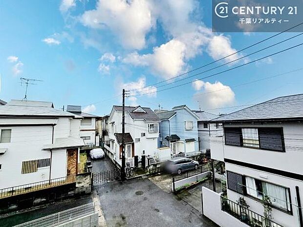 眺望良好なバルコニー。お天気のいい日にはバルコニーへでてリフレッシュするのもいいですね!