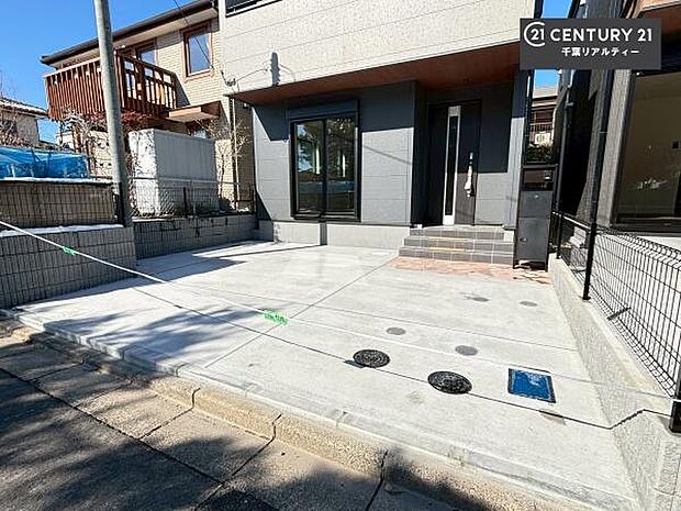 駐車スペースは2台分あります！セカンドカーはもちろん、バイクや自転車なども置き場所に困りません。(車種によります。)