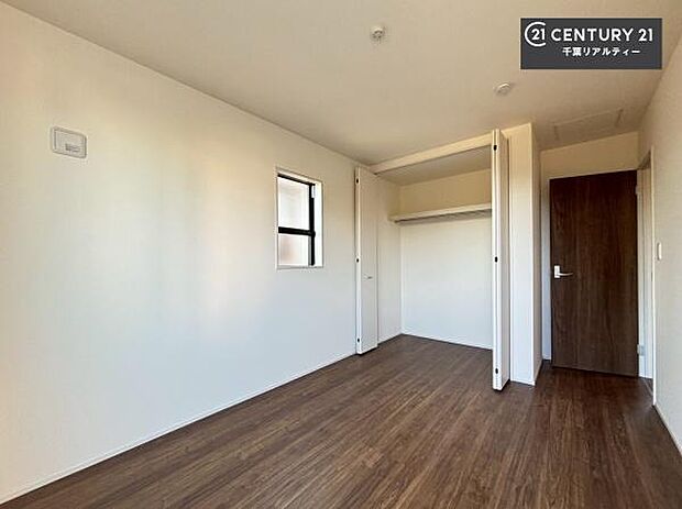 収納スペースがついています！居室をスッキリ整頓する事ができますね。家具を選ばないシンプルなデザインの為、家具を選ばずお気に入りの空間作りができそうですね。