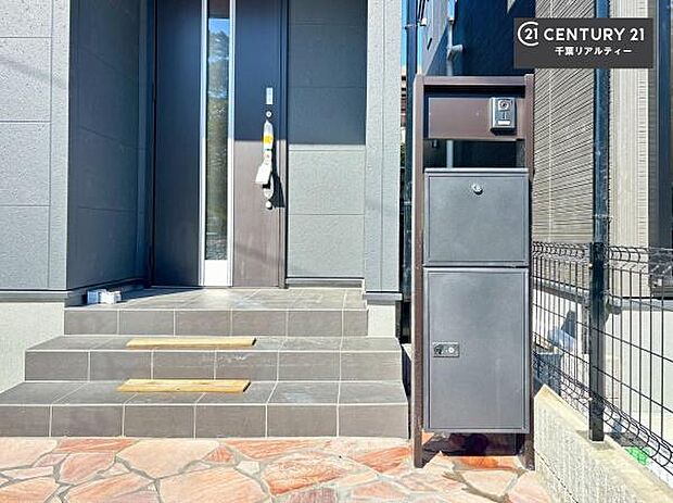 宅配ボックス付きなので留守が多いご家族も再配達の手間がなくお荷物を受け取れて便利です！