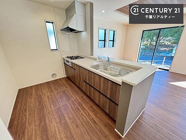 大人気の対面式システムキッチンを採用しています！ご家族のコミュニケーションが自然と増える設計です。お子様にも目が届くので嬉しいですね。収納も豊富で使い勝手の良いキッチンです！