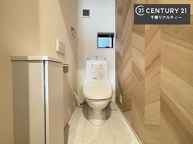 1・2階にトイレがございます！朝の忙しい時間帯も待たずにすみそうですね。白を基調とした清潔感のあるトイレでお手入れがしやすいです！