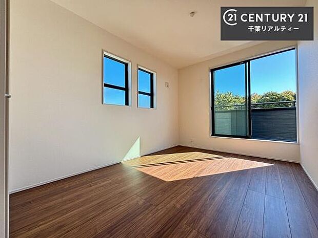 2面採光を確保した明るい室内は、風通しも良く、明るく大変居心地の良い空間となっております。リラックスして過ごせる心地の良いお部屋です！朝の目覚めがスッキリしますね。