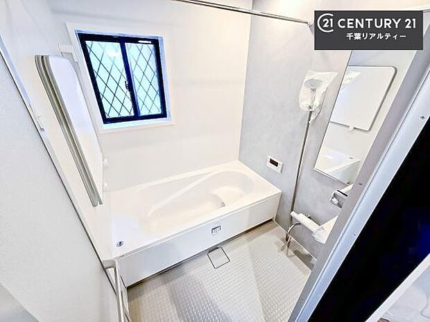 落ち着きある大人の雰囲気のバスルームは、味が出ていてバスタイムが充実！お仕事頑張っているご褒美にお好みの匂いの入浴剤を入れて、楽しんでみてはいかがでしょうか？