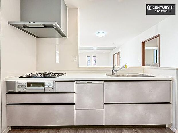 収納スペースが豊富で、調理スペースがスッキリと片付きひろ〜く活用できます！快適に作業ができます！毎日の料理が捗ります！