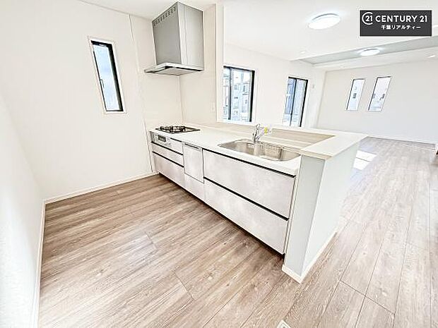 大人気の対面式システムキッチンを採用しています！ご家族のコミュニケーションが自然と増える設計です。お子様にも目が届くので嬉しいですね！広々使えて快適に作業が進みます。