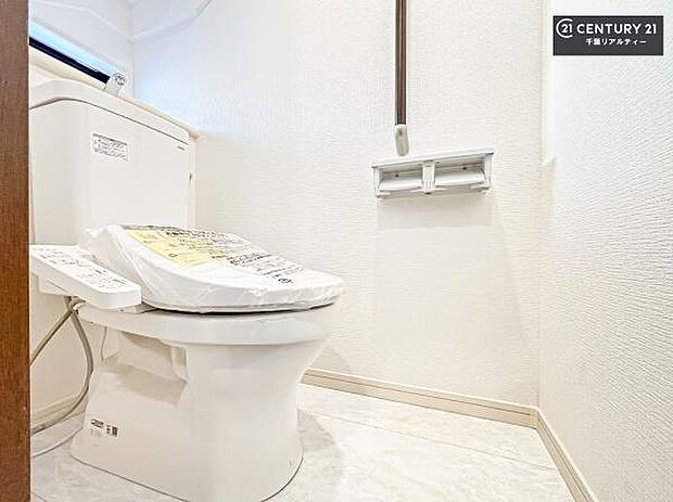 1・2階にトイレがございます！朝の忙しい時間帯も待たずにすみそうですね。白を基調とした清潔感のあるトイレでお手入れがしやすいです！