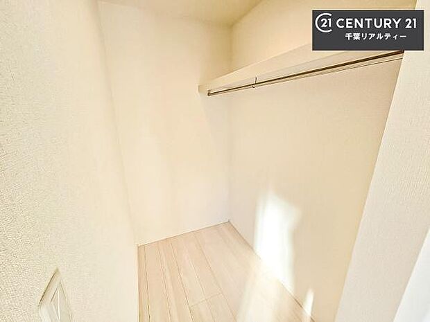 ウォークインクローゼット付きです。たくさんのお洋服などを収納しておけそうですね！他にも扇風機や加湿器など季節物の大きな家電も収納できます！