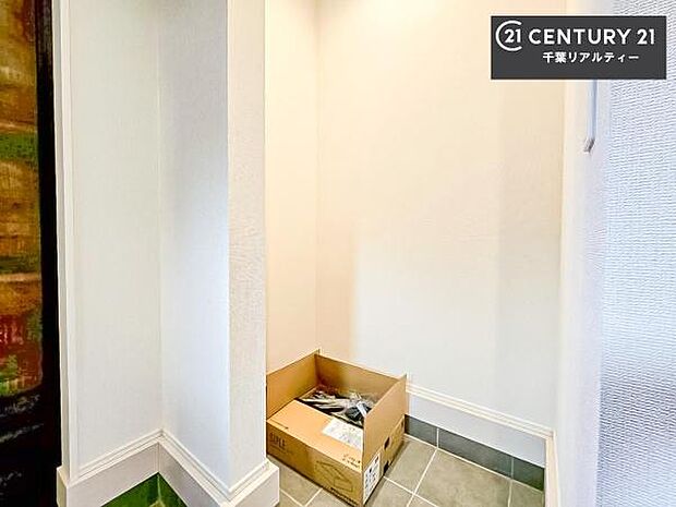 シューズインクローゼット付きです！シューズだけでなくアウトドア用品もスッキリと片付けられます！