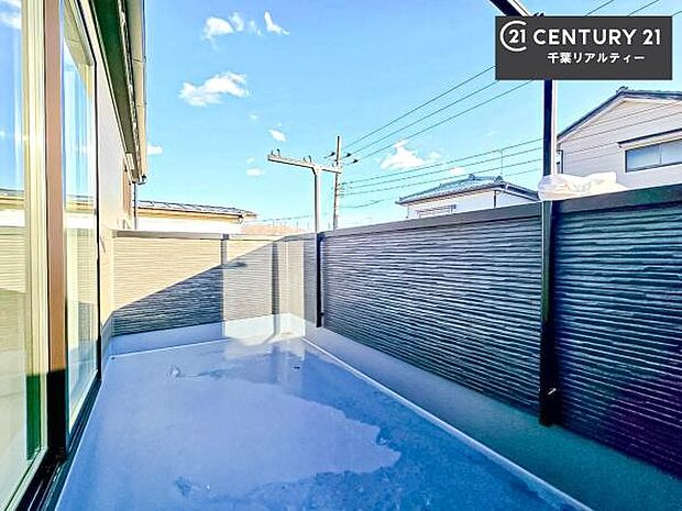 広々としているバルコニーです！お洗濯物を干すのはもちろん風に当たりながらくつろぎタイムが送れます！