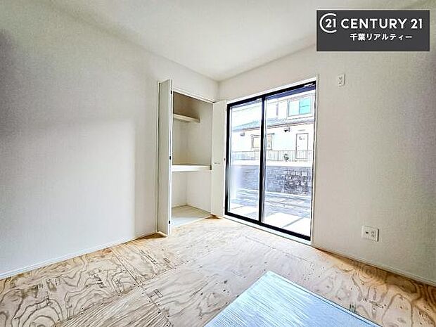 まだ畳は敷かれておりませんが、リビングと隣接している和室です！客間としてはもちろん、家事の休憩スペースとして使用するのもいいですね！