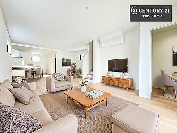 家具はCGパースです。開放感のある広々LDK！ソファーやダイニングテーブルを置いても窮屈にならないので快適に過ごせます！コミュニケーションが取りやすいリビングです！