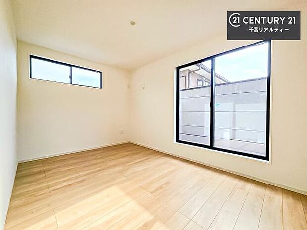 バルコニーに面している洋室です。明るく温もりがあり、換気もしっかりできます！朝起きて、外に出て背伸びをしつつ深呼吸をし良い朝を迎え入れることができます。