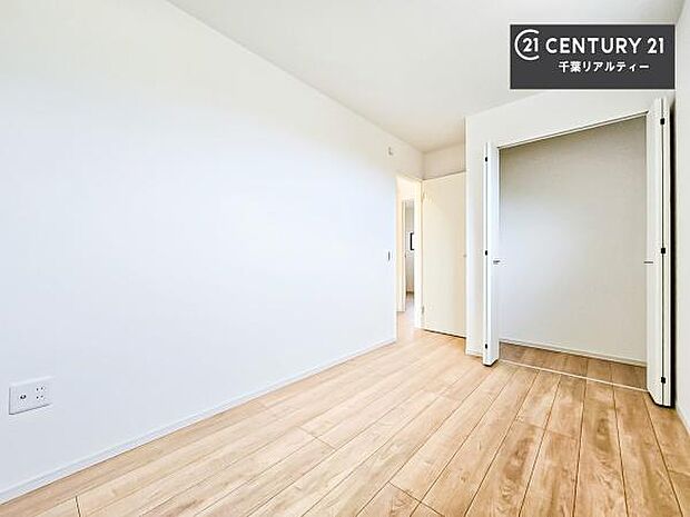 収納スペースを完備しており、衣類やおもちゃ、学用品などをすっきり整理できます。お部屋を広く使えるため、快適で整った住空間を実現します。