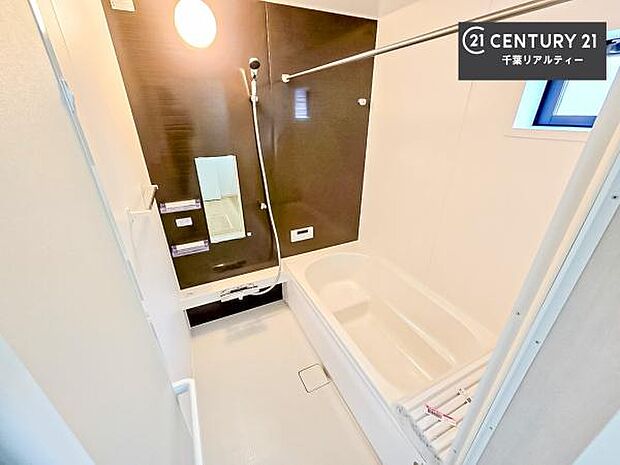 落ち着きある大人の雰囲気のバスルームは、味が出ていてバスタイムが充実！お仕事頑張っているご褒美にお好みの匂いの入浴剤を入れて、楽しんでみてはいかがでしょうか？