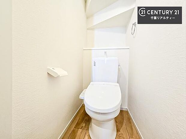 1・2階にトイレがございます！朝の忙しい時間帯も待たずにすみそうですね。白を基調とした清潔感のあるトイレでお手入れがしやすいです！