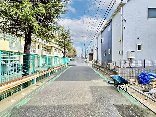 前面道路は広々としており、車の出し入れもラクラク。開放感あふれる立地で、安心して暮らせる住まいです。