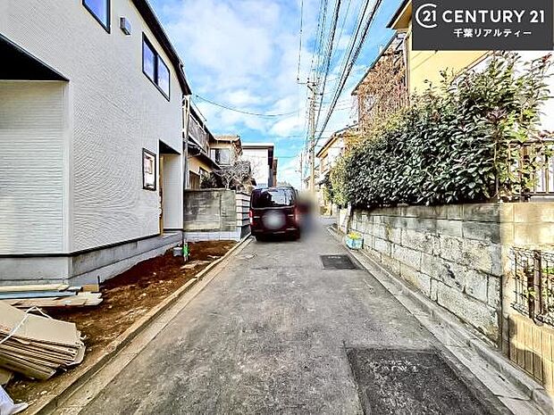 前面道路は4ｍ！陽当り良好な立地です。車庫入れが苦手な方も安心ですね。