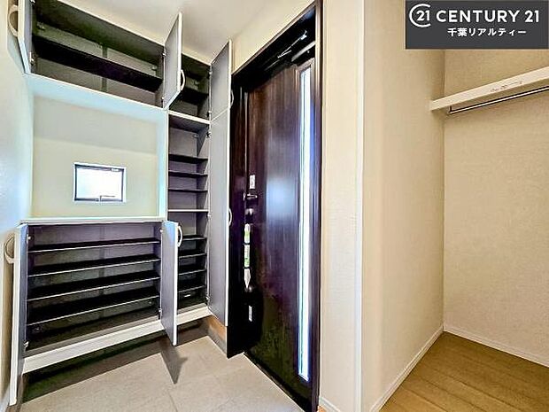 シューズボックス付きなので、玄関が片付きお掃除がしやすいです！スッキリした玄関で戸を開けた瞬間、清潔感のある心地いい空間が出迎えてくれます。