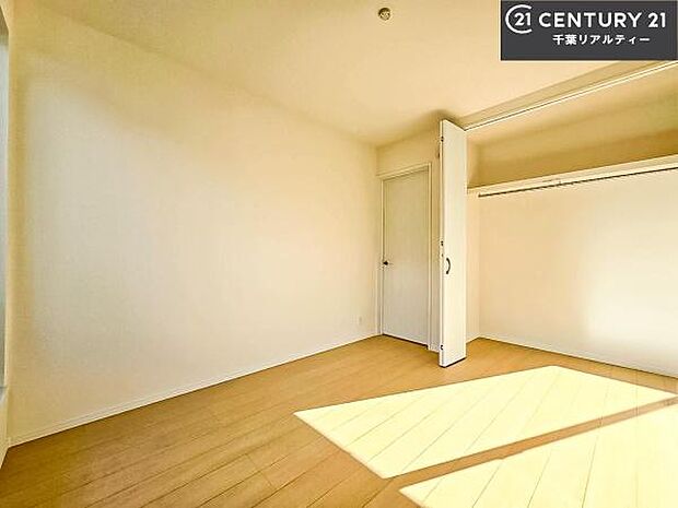 優しい光が差し込む洋室は、朝の目覚めも気持ちが良さそうですね。おうち時間もゆったりと過ごすことができます。優しい色合いのフローリングがどんな家具にもマッチします！