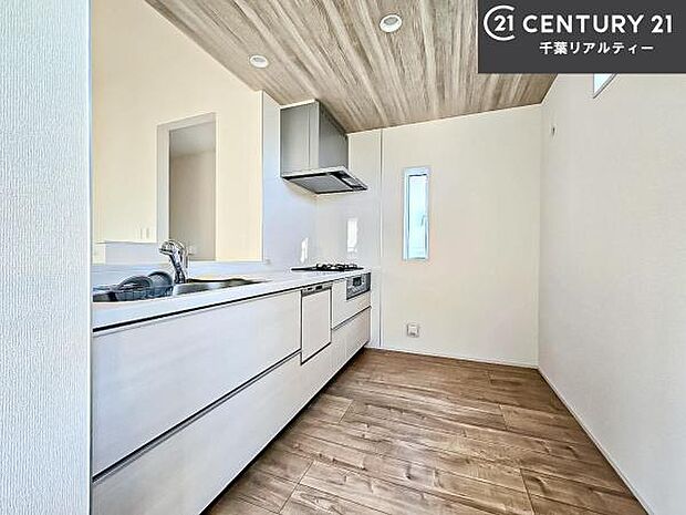 大人気の対面式システムキッチンを採用しています！ご家族のコミュニケーションが自然と増える設計です。お子様にも目が届くので嬉しいですね。広々使えて快適に作業が進みます。