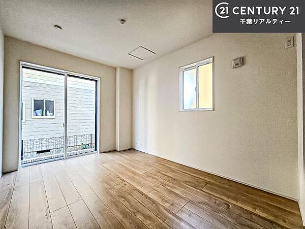 2面採光を確保した明るい室内は、風通しも良く、明るく大変居心地の良い空間となっております。リラックスして過ごせる心地の良いお部屋です！朝の目覚めがスッキリしますね！