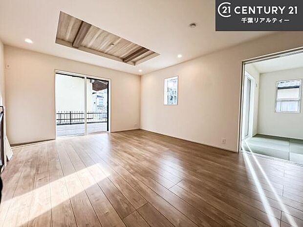 優しい陽だまりがリビングを包んでくれて居心地の良い空間を演出してくれます!くつろぎの時間を過ごせます!