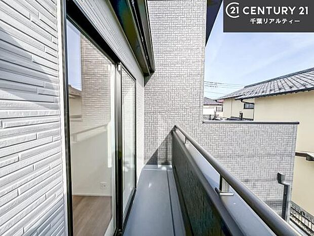 陽当たりの良いバルコニーで、お洗濯物もよく乾きそうですね!お天気の良い日にはバルコニーへ出てリフレッシュするのも気持ちよさそうです。