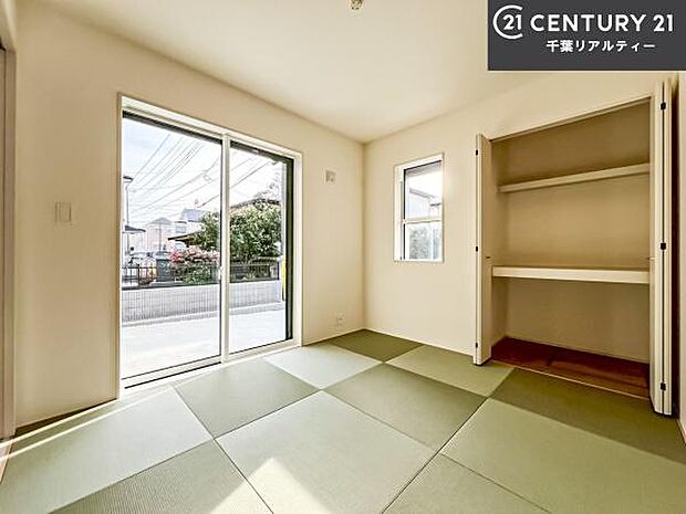 和室ではお子様が転んでも怪我をする心配はほとんどありません。家事の合間にママやパパが寝ころんで使える休憩スペースとしても利用可!