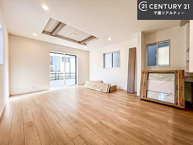 優しい陽だまりがリビングを包んでくれて居心地の良い空間を演出してくれます！くつろぎの時間を過ごせます！