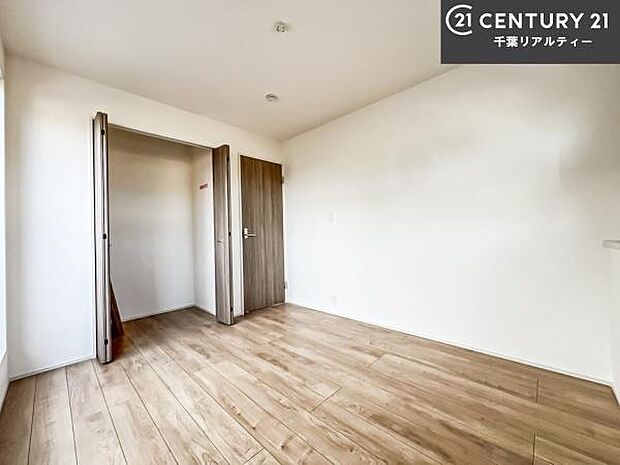 優しい光が差し込む洋室は、朝の目覚めも気持ちが良さそうですね。おうち時間もゆったりと過ごすことができます。優しい色合いのフローリングがどんな家具にもマッチします！