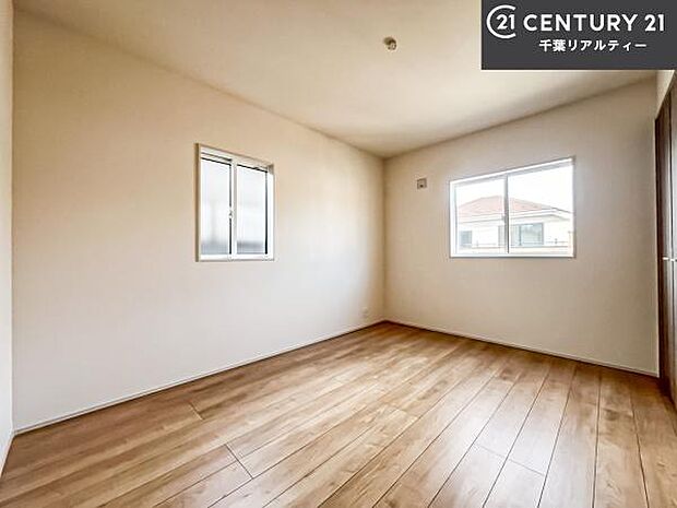 掃き出し窓がないお部屋は、お子様のお部屋としても安心です！収納スペースも充実しているので散らかったお部屋をサッと片付けられます！