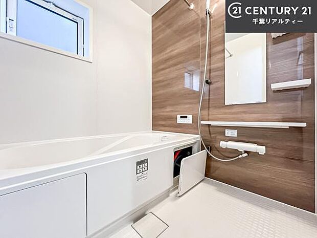 落ち着きある大人の雰囲気のバスルームは、味が出ていてバスタイムが充実！お仕事頑張っているご褒美にお好みの匂いの入浴剤を入れて、楽しんでみてはいかがでしょうか？